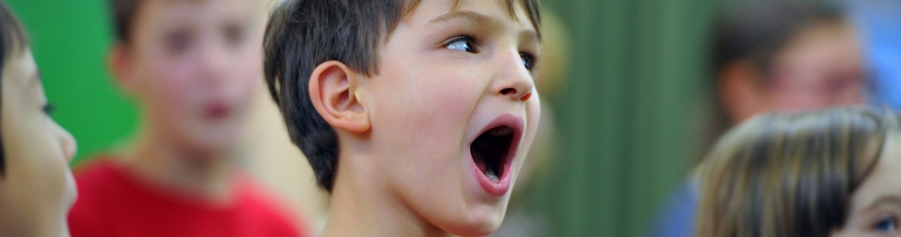 Ein Chorschüler in der Probe