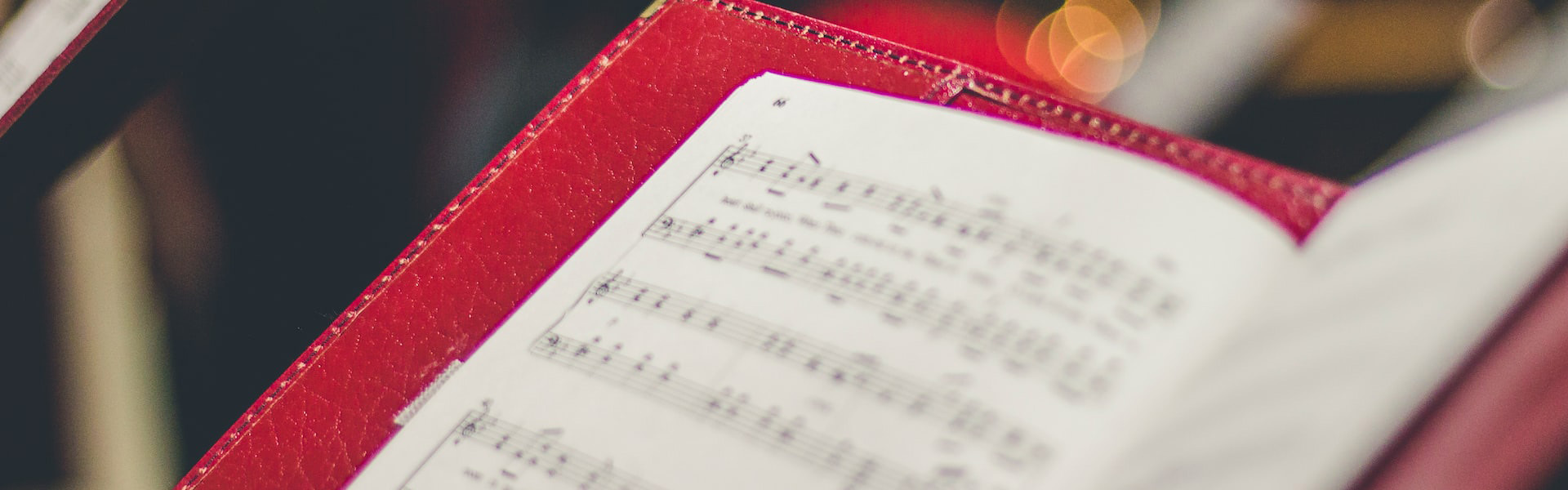 Notenblätter in roter Ledermappe