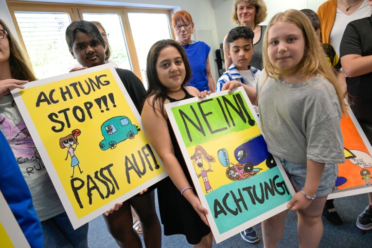 Eine Plakataktion der Schülerinnen und Schüler der Kopernikusschule in Nürnberg entstand bei einer Kinderversammlung im September 2023. Im Juli 2024 präsentierten die Kinder ihre gestalteten Plakate, die Autofahrende künftig auf mehr Rücksicht auf die Schülerinnen und Schüler hinweisen sollen.