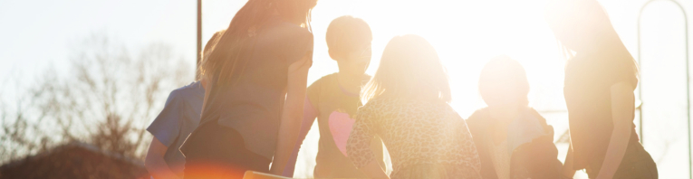 Kinder spielen in der Sonne