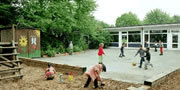 Kinder im Spielhof einer Nürnberger Kita