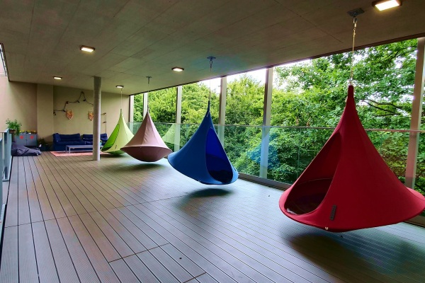 Hängesessel auf der Terasse des Hort am Thoner Espan