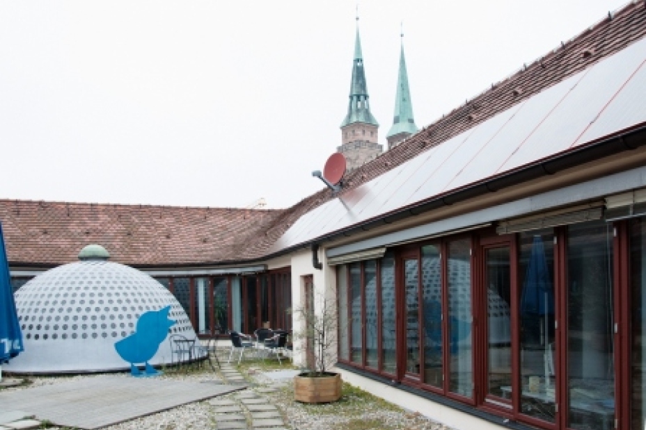 Photovoltaikanlage auf dem Rathaus: Im Hintergrund die Sebalduskirche, Bild © Thomas Karl Meissner