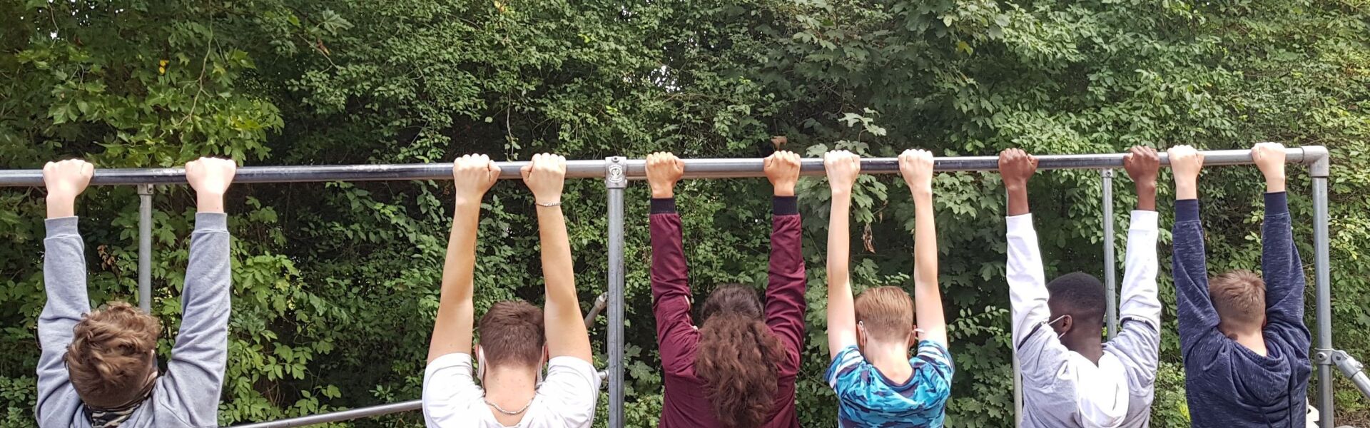 Klüpfel Headerbild - Kinder halten sich an Kletterstange fest.