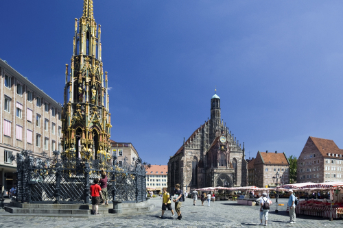 Blick auf den Hauptmarkt. Im Vordergrund der Schöne Brunnen.