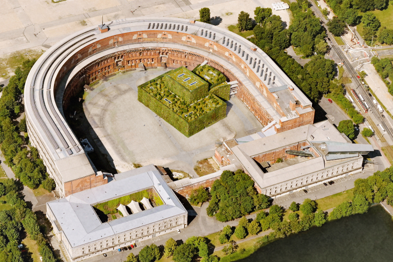 Blick von oben auf den zu errichtenden Ergänzungsbau als neue Spielstätte des Staatstheater Nürnberg im Kongresshallen-Innenhof (Computergrafik)