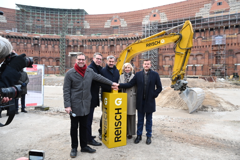 Planungs- und Baureferent Daniel F. Ulrich, Markus Blume, Staatsminister für Wissenschaft und Kunst, Bayerns Ministerpräsident Dr. Markus Söder, Bürgermeisterin Prof. Dr. Julia Lehner sowie der Oberbürgermeister der Stadt Nürnberg, Marcus König (v. l. n. r.), zeigen mit einem gemeinsamen Druck auf den Buzzer: Die Bauarbeiten in der Kongresshalle auf dem ehemaligen Reichsparteitagsgelände starten heute offiziell.