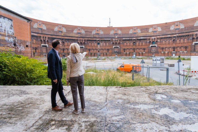 Blick auf den Kongresshallen-Rundbau vom Innenhof