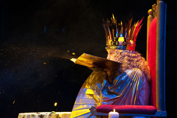 Sternenhaus Christkind pustet goldenen Staub