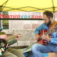 Zwei Musiker mit Gitarren
