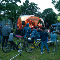 Eine Bühne im Park