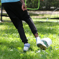 Ein Junge spielt Fußball