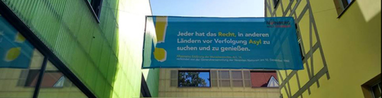 Menschenrechte Banner auf Gebäude des Kulturladens Südpunkt