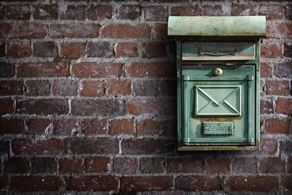 Briefkasten an einer Hauswand