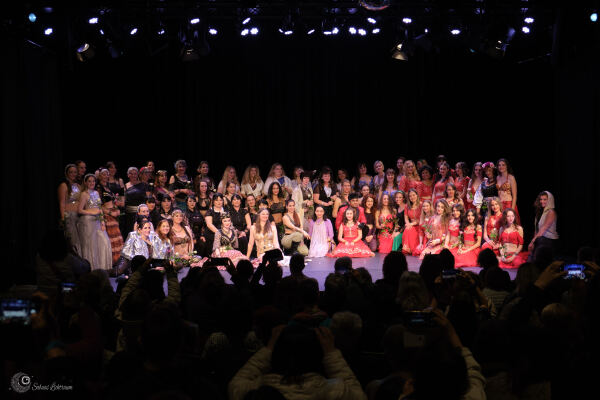 Shimmy Fest Tänzerinnen auf der Bühne