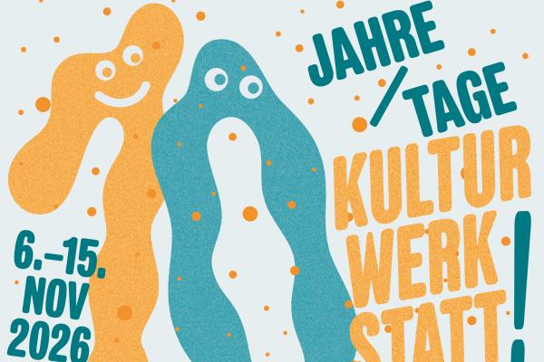Die Zahl Zehn mit Gesichtern, eine orangene Eins lächelt und eine petrolfarbene Null steht der Mund offen. In dicker Schrift 6.-15. November 2026 und Jahre/Tage Kulturwerkstatt Auf AEG! als Text. Am unteren Bildrand die Hausfassade mit Fenstern, Haupteingang und Turm der Kulturwerkstat in Orange und Petrol.