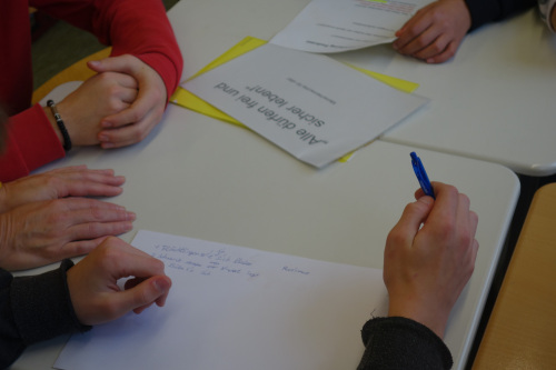 Kinder besprechen den Podcast Alle dürfen frei und sicher leben