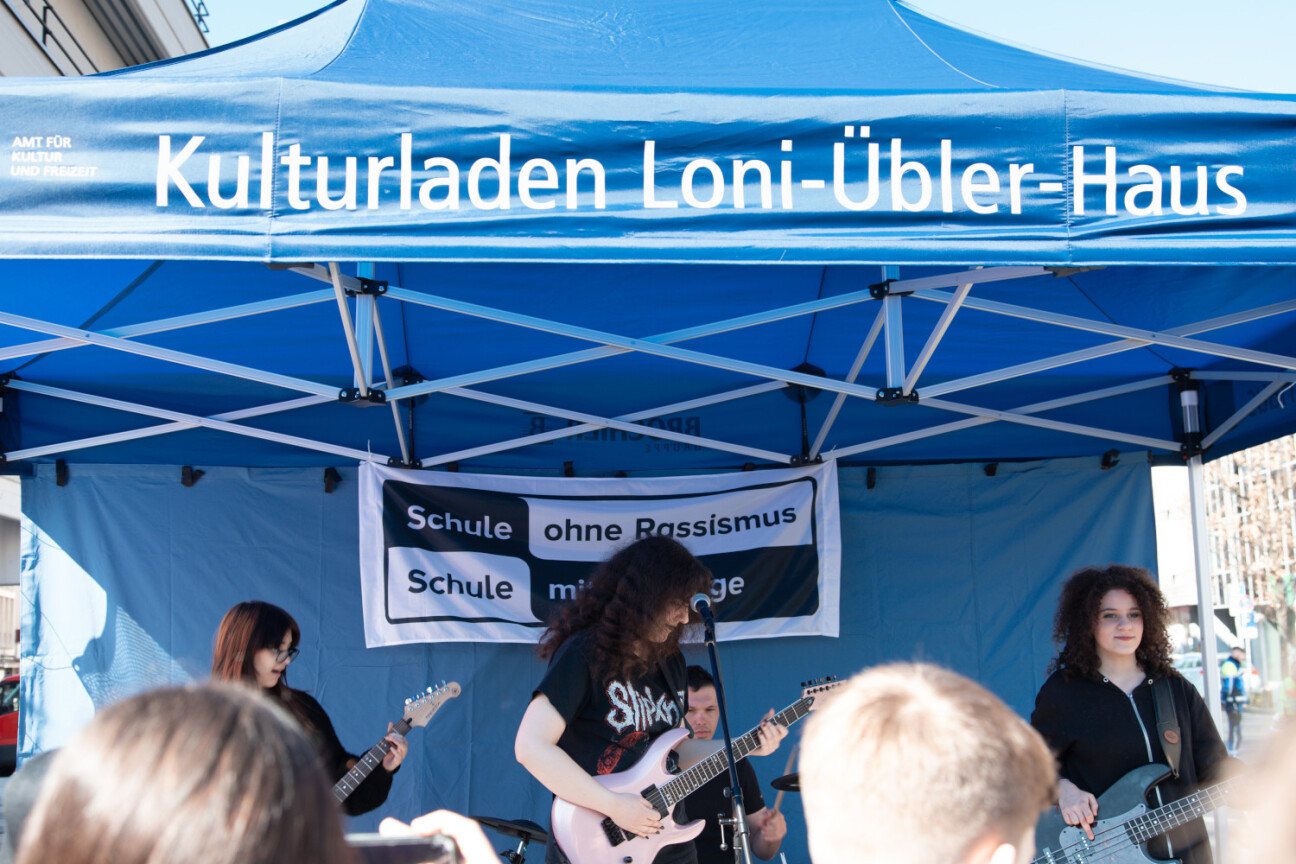 Band beim Aufritt der Aktion Schule ohne Rassismus - Schule mit Courage 2025, Bild © Andrea Holzner Band beim Aufritt der Aktion Schule ohne Rassismus - Schule mit Courage 2025, Bild © Andrea Holzner