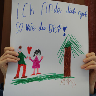 ( Bild: Kulturladen Loni-Übler-Haus / Thusneldaschule Nürnberg ) Aktion im Rahmen der Wochen gegen Rassismus