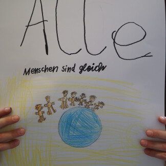 ( Bild: Kulturladen Loni-Übler-Haus / Thusneldaschule Nürnberg ) Aktion im Rahmen der Wochen gegen Rassismus