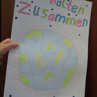 ( Bild: Kulturladen Loni-Übler-Haus / Thusneldaschule Nürnberg ) Aktion im Rahmen der Wochen gegen Rassismus