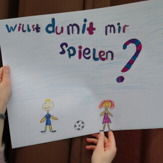 ( Bild: Kulturladen Loni-Übler-Haus / Thusneldaschule Nürnberg ) Aktion im Rahmen der Wochen gegen Rassismus