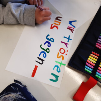 ( Bild: Kulturladen Loni-Übler-Haus / Kulturladen Loni-Übler-Haus ) Mensch ist Mensch! Wir halten zusammen!