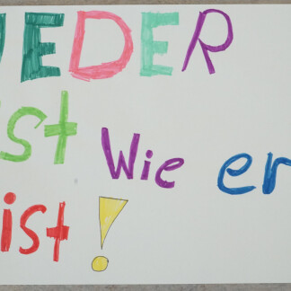 ( Bild: Kulturladen Loni-Übler-Haus / Kulturladen Loni-Übler-Haus ) Mensch ist Mensch! Wir halten zusammen!