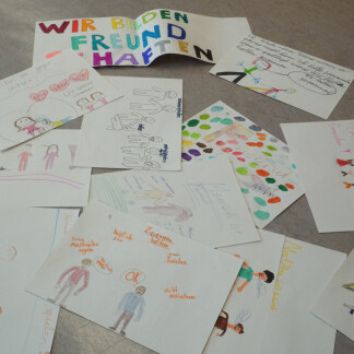 ( Bild: Kulturladen Loni-Übler-Haus / Kulturladen Loni-Übler-Haus ) Mensch ist Mensch! Wir halten zusammen!