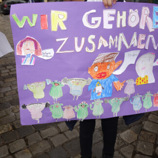 ( Bild: Sylvia Kohlbacher / Kulturladen Loni-Übler-Haus ) 2023 Misch Dich Ein Menschenkette 2 Cc Sylvia Kohlbacher