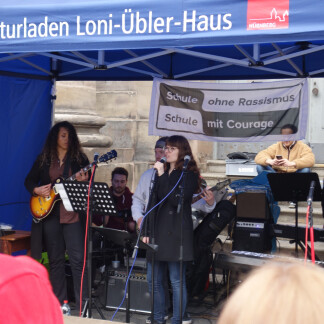 ( Bild: Sylvia Kohlbacher / Kulturladen Loni-Übler-Haus ) 2023 Misch Dich Ein Menschenkette 7 Cc Sylvia Kohlbacher