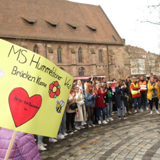 ( Bild: Sylvia Kohlbacher / Kulturladen Loni-Übler-Haus ) 2023 Misch Dich Ein Menschenkette 5 Cc Sylvia Kohlbacher