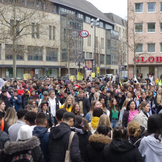 ( Bild: Sylvia Kohlbacher / Kulturladen Loni-Übler-Haus ) 2023 Misch Dich Ein Menschenkette 1 Cc Sylvia Kohlbacher