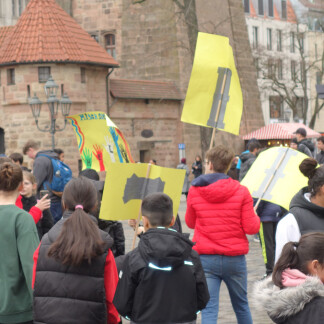 ( Bild: Sylvia Kohlbacher / Kulturladen Loni-Übler-Haus ) 2023 Misch Dich Ein Menschenkette 6 Cc Sylvia Kohlbacher