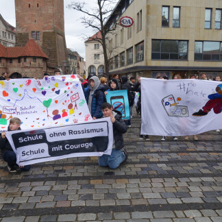 ( Bild: Sylvia Kohlbacher / Kulturladen Loni-Übler-Haus ) 2023 Misch Dich Ein Menschenkette 3 Cc Sylvia Kohlbacher