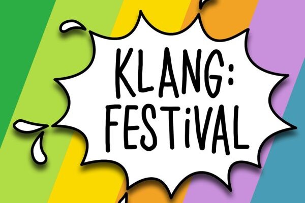 Schwarz-weiße Sprechblase "Klang:Festival" vor Regenbogenstreifen in Pastelltönen