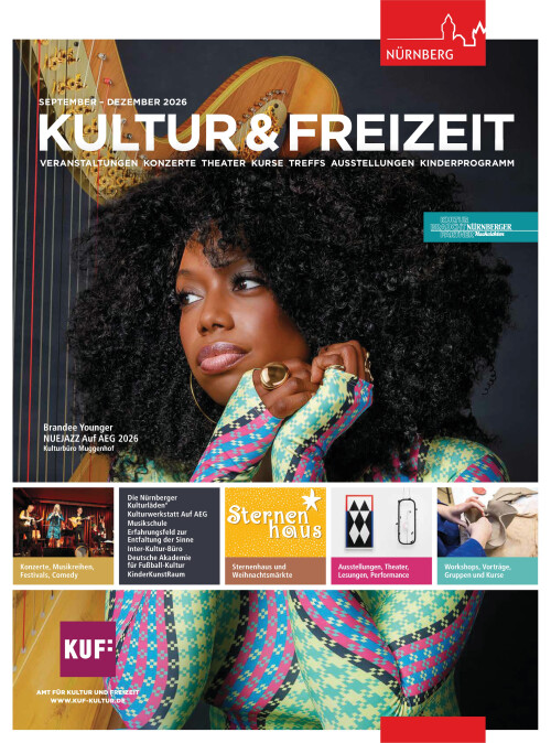 Cover der 3. Aufgabe Kultur & Freizeit 2026. Eine Frau mit voluminösem, lockigem Haar und farbenfrohem, gemustertem Oberteil lehnt mit dem Kopf auf einer Hand und blickt nach links. Im Hintergrund sind Saiten eines großen Musikinstruments zu sehen. Im oberen Bereich steht in großen Buchstaben 'KULTUR & FREIZEIT', darunter folgen weitere Informationen zu Veranstaltungen. Im unteren Teil des Bildes sind mehrere farbige Kacheln mit Fotos, Symbolen und kurzen Texten zu verschiedenen Themen und Angeboten angeordnet.