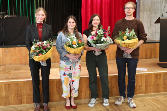 Preisträgerinnen und Preisträgern des 35. jungen fränkischen Literaturpreises. Von links nach rechts: Zena Kißner, Anne-Maike Filsinger, Kamali Bauer, Christian Weiglein.
