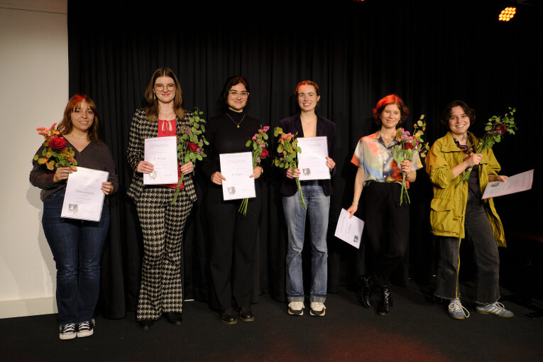 Sechs junge Frauen stehe nauf einer Bühne, sie halten Urkunden und Blumen in den Händen