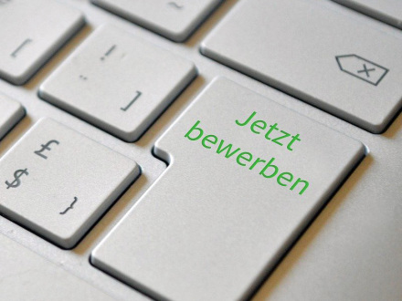 Das Bild zeigt eine Computer·tastatur. Auf der Enter-Taste steht in grüner Schrift: Jetzt bewerben.