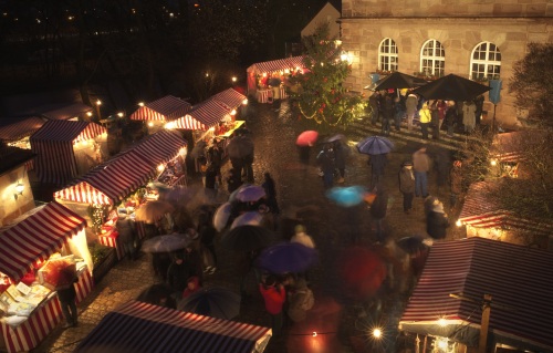 Weihnachtsmarkt Zeltnerschloss mit Ansicht von oben auf die Buden