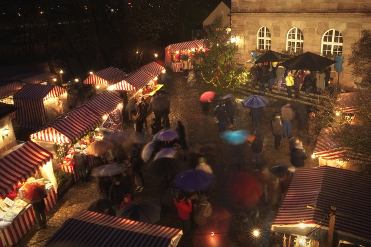 Weihnachtsmarkt Zeltnerschloss mit Ansicht von oben auf die Buden