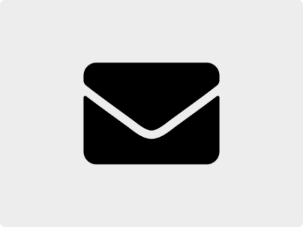 Das Bild zeigt einen schwarzen Brief·umschlag. Der Brief·umschlag ist das Symbol für: E-Mail.
