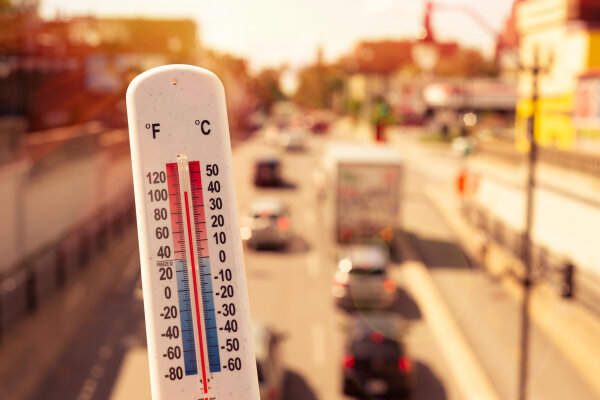Das Bild zeigt ein Thermometer in einer Stadt.
