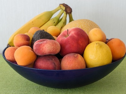 Das Bild zeigt eine Schale mit Obst.