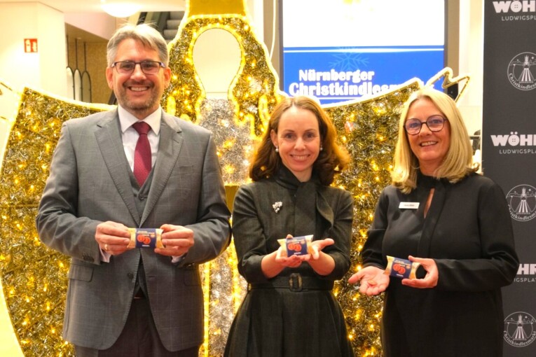 Der Leiter der Nürnberger Märkte Marco von Dobschütz-Dietl, Geschäftsleiterin Wöhrl Ludwigsplatz Carola Möller und Wirtschafts- und Wissenschaftsreferentin Dr. Andrea Heilmaier  präsentieren den neuen Christkindlesmarkt-Taler (v.l.n.r.).