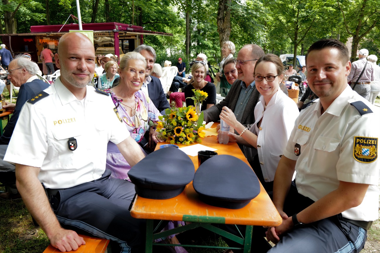 Feier zum 10. Geburtstag des Wochenmarktes Erlenstegen: Bürgermeister Vogel, Wirtschaftsreferentin Dr. Heilmaier, Leiter Nürnberger Märkte Herr von Dobschütz-Dietl, Wochenmarktinitiatorin Frau Stuiber-Petersen und Vertreter der Polizei