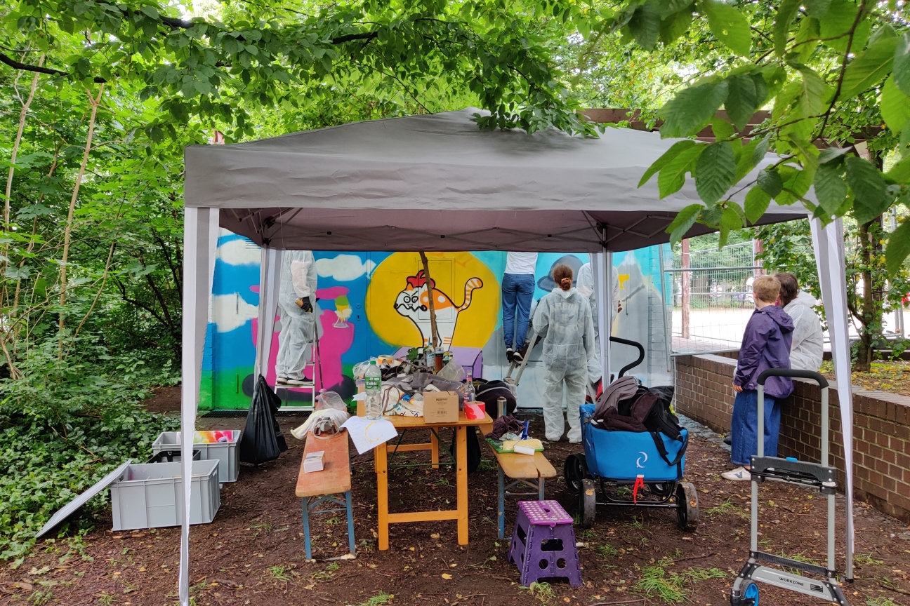 Das alte Trafohäuschen am Kobergerplatz wird durch die Jugendlichen des Jugendtreff Maxfeld mit einem Graffiti besprüht