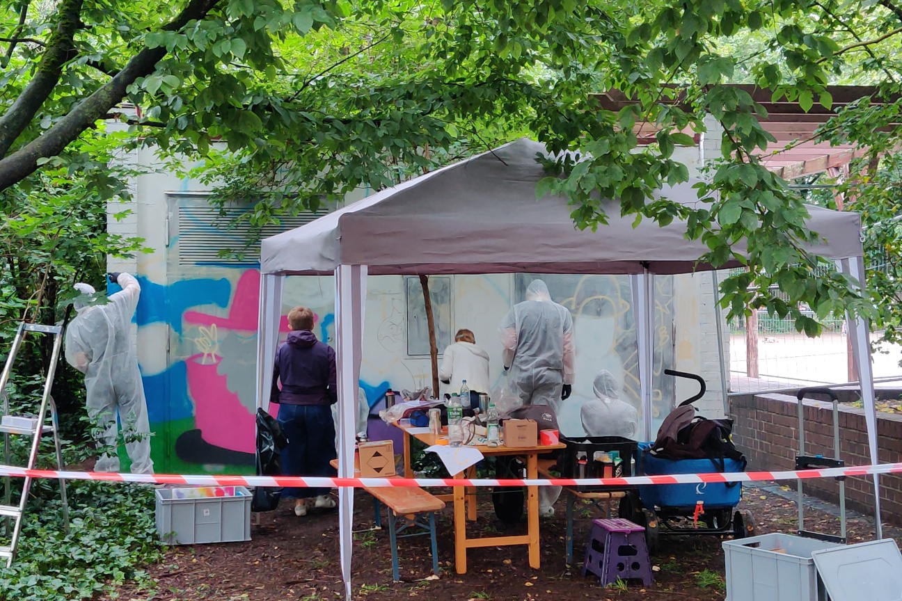 Das alte Trafohäuschen am Kobergerplatz wird durch die Jugendlichen des Jugendtreff Maxfeld mit einem Graffiti besprüht