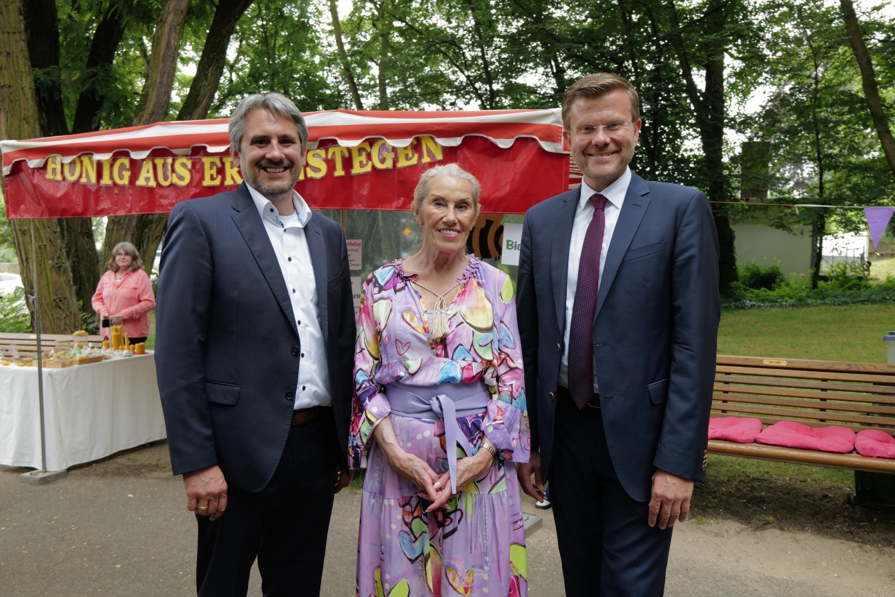 Feier zum 10. Geburtstag des Wochenmarktes Erlenstegen: Leiter der Nürnberger Märkte Herr von Dobschütz-Dietl mit der Initiatorin des Wochenmarktes Frau Stuiber-Petersen und dem Oberbürgermeister Herr König.